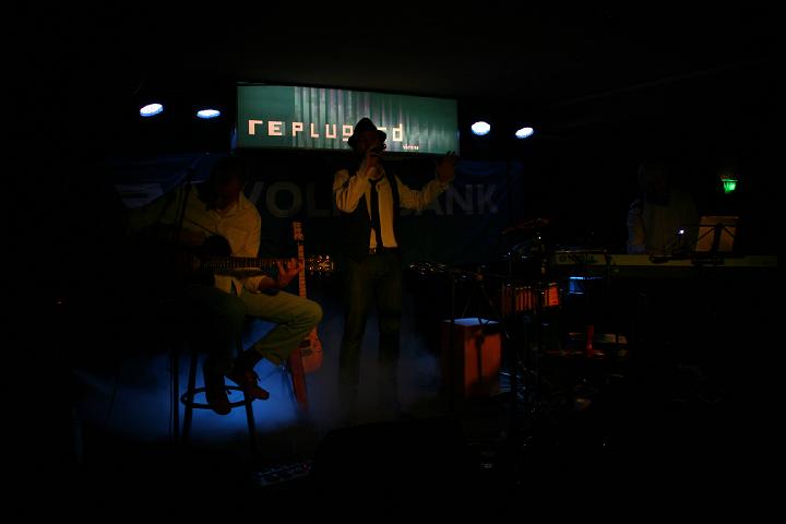 2008-11-28 M3_live at replugged 099.jpg